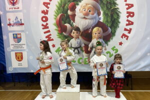 Młodzi karatecy z prezentami od Świętego Mikołaja - Radio Kielce Młodzi karatecy z prezentami od Świętego Mikołaja - Radio Kielce