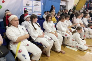 Młodzi karatecy z prezentami od Świętego Mikołaja - Radio Kielce Młodzi karatecy z prezentami od Świętego Mikołaja - Radio Kielce