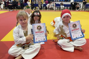 Młodzi karatecy z prezentami od Świętego Mikołaja - Radio Kielce Młodzi karatecy z prezentami od Świętego Mikołaja - Radio Kielce