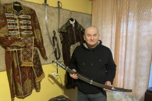 Odtwarza szable. To jego pasja - Radio Kielce