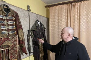 Odtwarza szable. To jego pasja - Radio Kielce