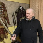 Odtwarza szable. To jego pasja