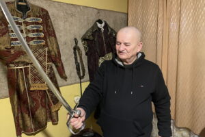 Odtwarza szable. To jego pasja