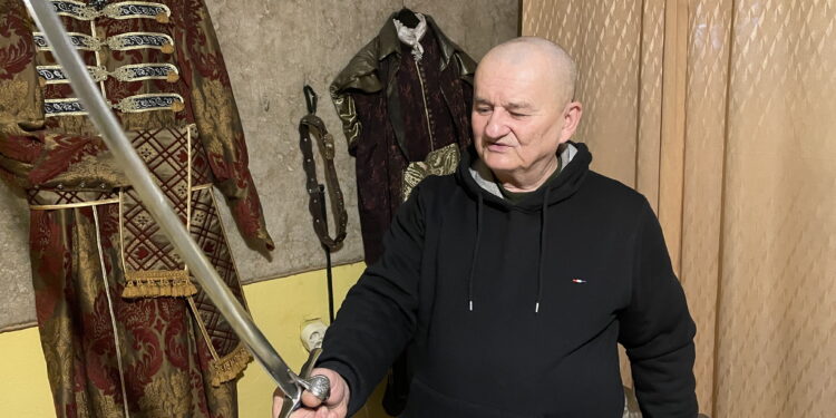 Odtwarza szable. To jego pasja