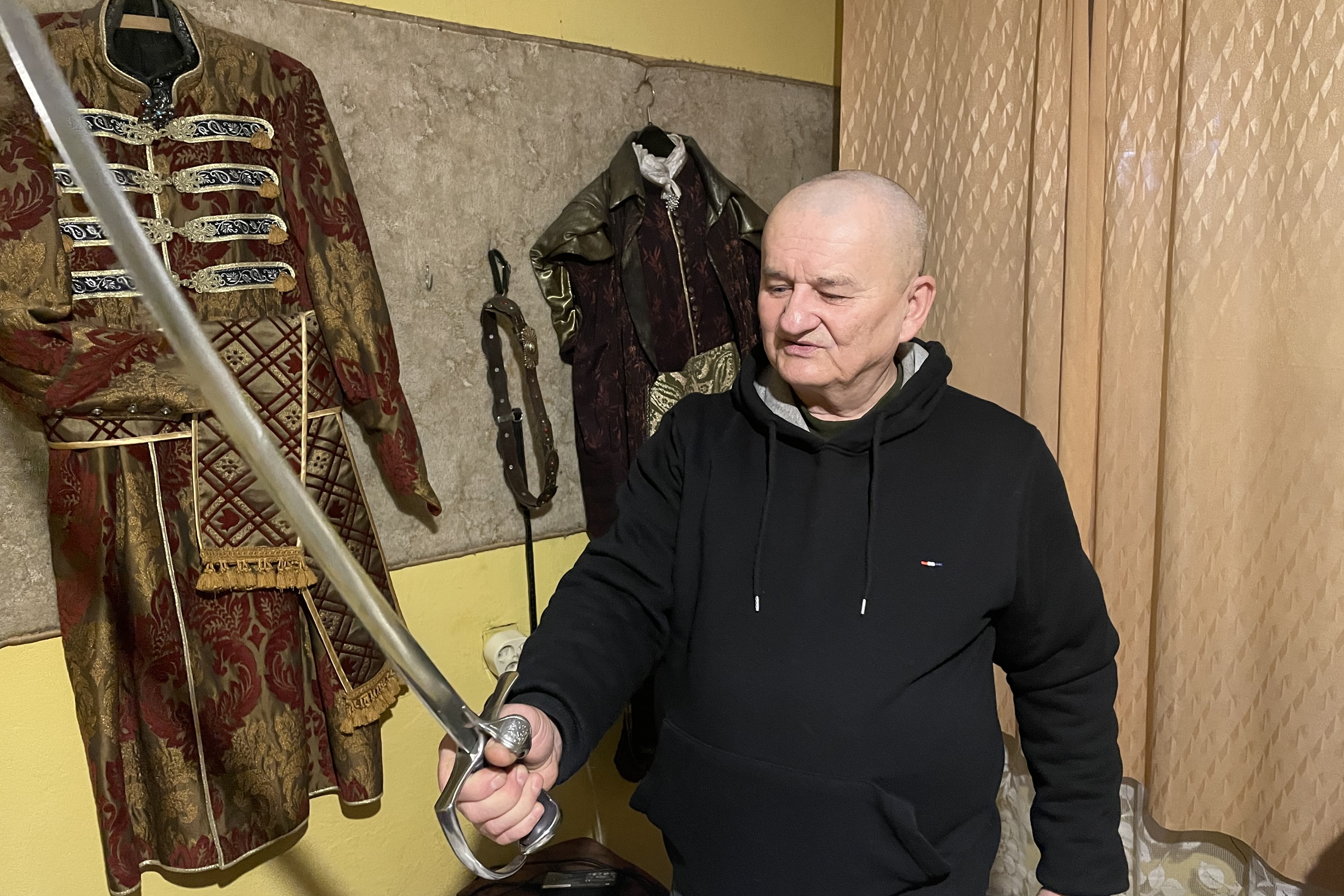 Odtwarza szable. To jego pasja