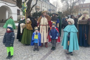 Pokłonili się nowonarodzonemu obok zabytkowego ratusza - Radio Kielce Pokłonili się nowonarodzonemu obok zabytkowego ratusza - Radio Kielce