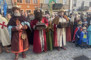 Pokłonili się nowonarodzonemu obok zabytkowego ratusza - Radio Kielce Pokłonili się nowonarodzonemu obok zabytkowego ratusza - Radio Kielce