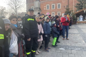 Pokłonili się nowonarodzonemu obok zabytkowego ratusza - Radio Kielce Pokłonili się nowonarodzonemu obok zabytkowego ratusza - Radio Kielce
