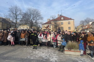 Pokłonili się nowonarodzonemu obok zabytkowego ratusza - Radio Kielce Pokłonili się nowonarodzonemu obok zabytkowego ratusza - Radio Kielce