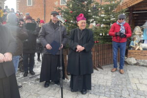 Pokłonili się nowonarodzonemu obok zabytkowego ratusza - Radio Kielce Pokłonili się nowonarodzonemu obok zabytkowego ratusza - Radio Kielce