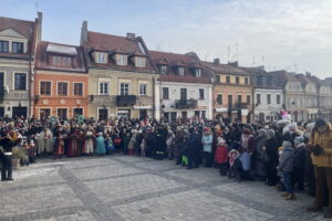 Pokłonili się nowonarodzonemu obok zabytkowego ratusza - Radio Kielce Pokłonili się nowonarodzonemu obok zabytkowego ratusza - Radio Kielce