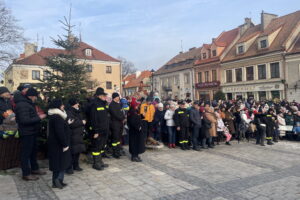 Pokłonili się nowonarodzonemu obok zabytkowego ratusza - Radio Kielce Pokłonili się nowonarodzonemu obok zabytkowego ratusza - Radio Kielce