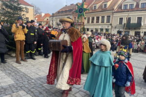 Pokłonili się nowonarodzonemu obok zabytkowego ratusza - Radio Kielce Pokłonili się nowonarodzonemu obok zabytkowego ratusza - Radio Kielce