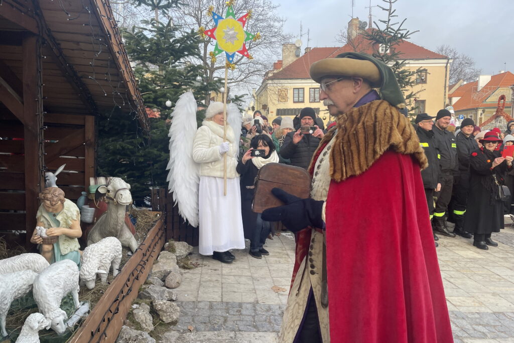 Pokłonili się nowonarodzonemu obok zabytkowego ratusza - Radio Kielce Pokłonili się nowonarodzonemu obok zabytkowego ratusza - Radio Kielce