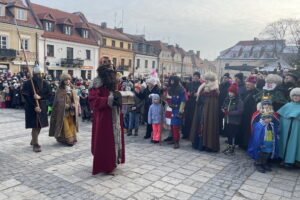Pokłonili się nowonarodzonemu obok zabytkowego ratusza - Radio Kielce Pokłonili się nowonarodzonemu obok zabytkowego ratusza - Radio Kielce