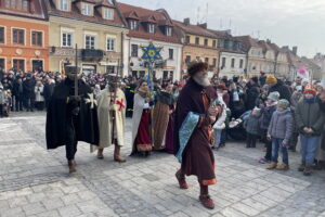 Pokłonili się nowonarodzonemu obok zabytkowego ratusza - Radio Kielce Pokłonili się nowonarodzonemu obok zabytkowego ratusza - Radio Kielce