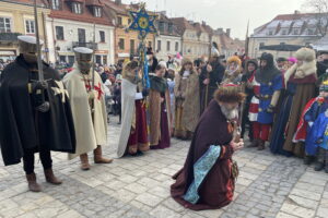 Pokłonili się nowonarodzonemu obok zabytkowego ratusza - Radio Kielce Pokłonili się nowonarodzonemu obok zabytkowego ratusza