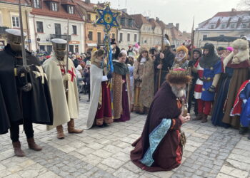 Pokłonili się nowonarodzonemu obok zabytkowego ratusza