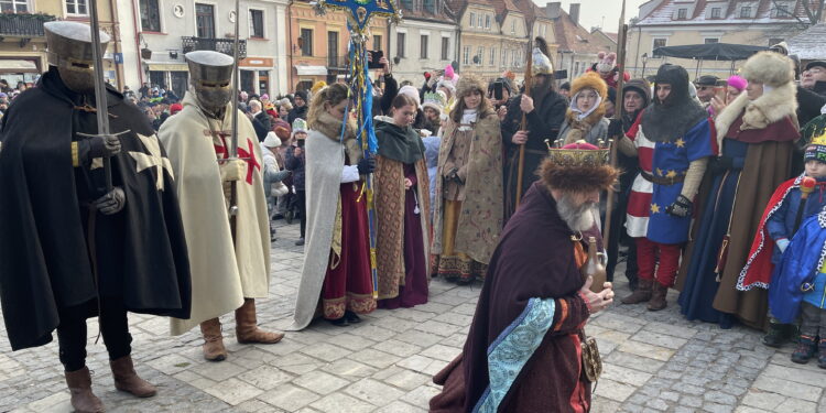 Pokłonili się nowonarodzonemu obok zabytkowego ratusza - Radio Kielce Pokłonili się nowonarodzonemu obok zabytkowego ratusza