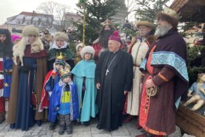 Pokłonili się nowonarodzonemu obok zabytkowego ratusza - Radio Kielce Pokłonili się nowonarodzonemu obok zabytkowego ratusza - Radio Kielce