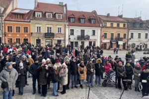 Pokłonili się nowonarodzonemu obok zabytkowego ratusza - Radio Kielce Pokłonili się nowonarodzonemu obok zabytkowego ratusza - Radio Kielce