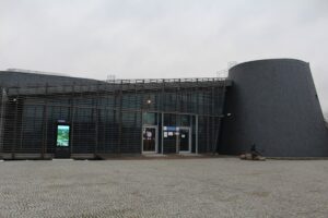 Kaczka Dziwaczka z brązu i na scenie. Bajkowe nowości w Pacanowie