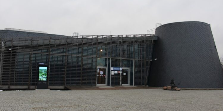 Kaczka Dziwaczka z brązu i na scenie. Bajkowe nowości w Pacanowie