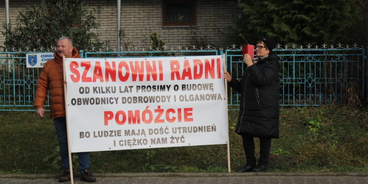 10.12.2025. Dobrowoda. Blokada drogi wojewódzkiej nr 973. / Fot. Marta Gajda-Kruk - Radio Kielce