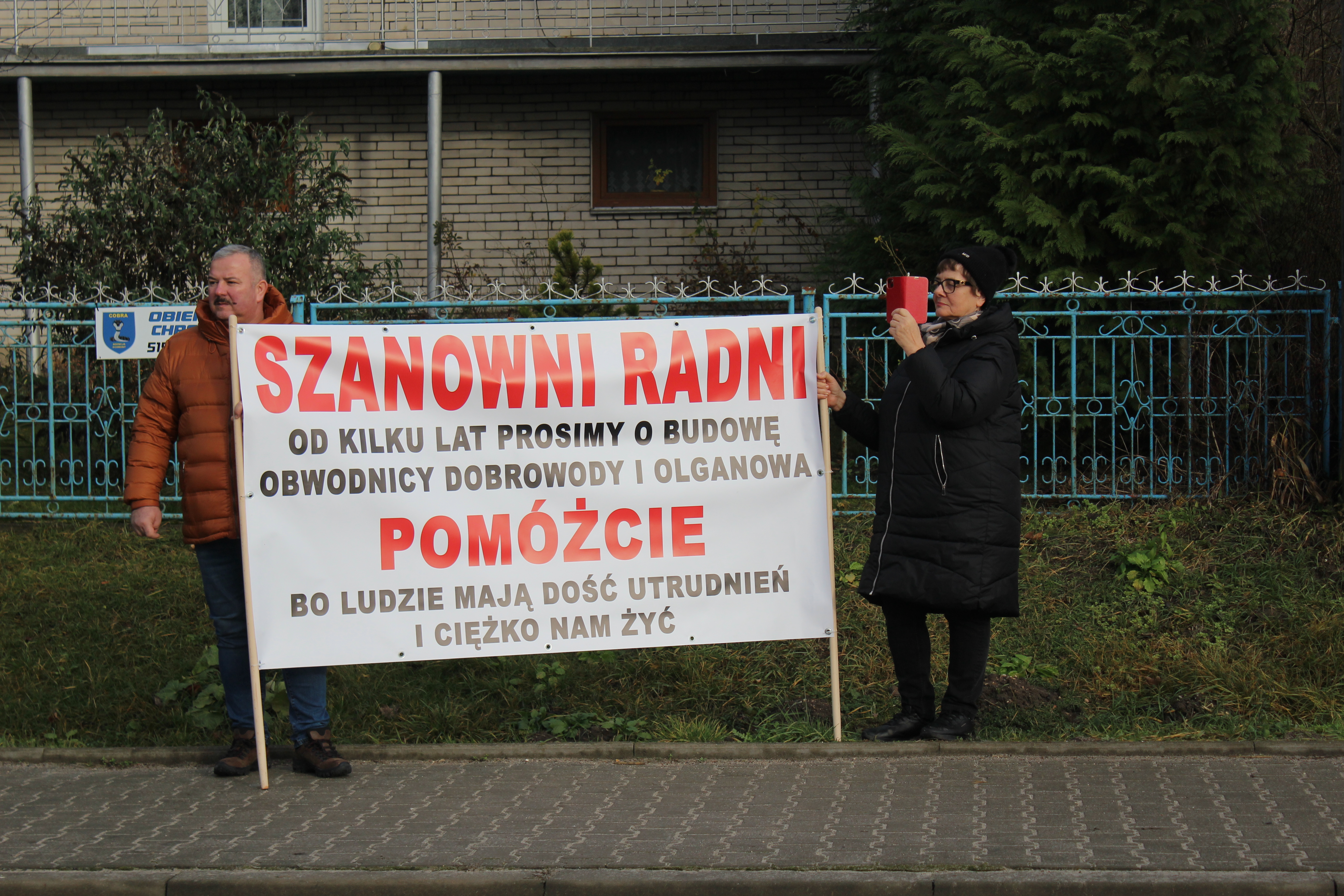 Auto wypadło z drogi i wjechało do ogródka. Mieszkańcy Dobrowody mają dość