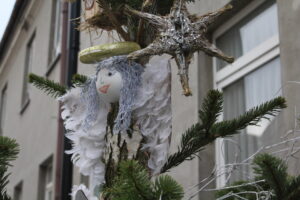 Dwanaście choinek i tysiące światełek wprowadzają w mieście świąteczny nastrój - Radio Kielce