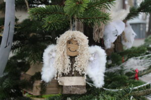 Dwanaście choinek i tysiące światełek wprowadzają w mieście świąteczny nastrój - Radio Kielce