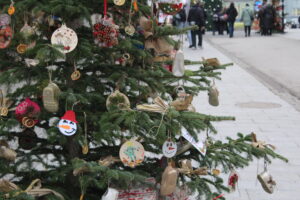 Dwanaście choinek i tysiące światełek wprowadzają w mieście świąteczny nastrój - Radio Kielce