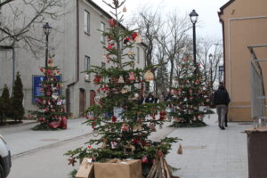 Dwanaście choinek i tysiące światełek wprowadzają w mieście świąteczny nastrój - Radio Kielce