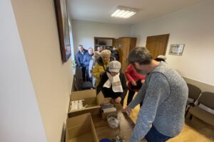 Mała świeca o wielkiej wartości - Radio Kielce 07.12.2025. Kielce. Akcja Wigilijne Dzieło Pomocy Dzieciom / Fot. Jarosław Kubalski - Radio Kielce