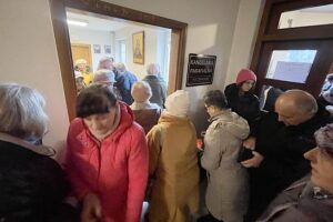 Mała świeca o wielkiej wartości - Radio Kielce 07.12.2025. Kielce. Akcja Wigilijne Dzieło Pomocy Dzieciom / Fot. Jarosław Kubalski - Radio Kielce