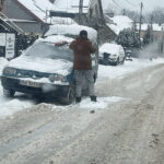 Trwające od kilkunastu godzin, z niewielkimi przerwami, opady śniegu sprawiły, że na drogach, ulicach i chodnikach jest biało. Drogowcy w Kielcach i regionie świętokrzyskim nadal walczą ze skutkami zimy.