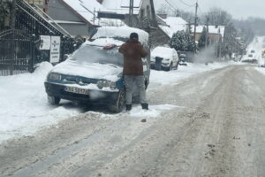 Trudna noc drogowców - Radio Kielce Trwające od kilkunastu godzin, z niewielkimi przerwami, opady śniegu sprawiły, że na drogach, ulicach i chodnikach jest biało. Drogowcy w Kielcach i regionie świętokrzyskim nadal walczą ze skutkami zimy.