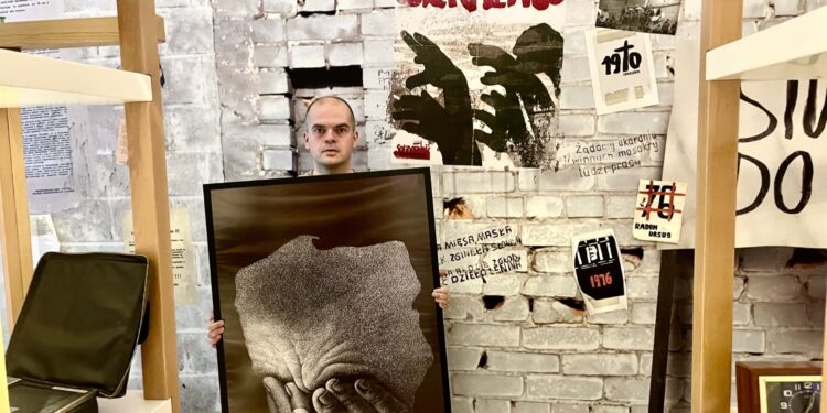 Młodzi ludzie poznają mroczny czas stanu wojennego - Radio Kielce Młodzi ludzie poznają mroczny czas stanu wojennego