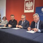 Ostatnie tegoroczne rozdanie w ramach rządowego programu drogowego - Radio Kielce 15.12.2025. Kielce. Podpisanie umów w ramach Rządowego Funduszu Rozwoju Dróg na 2025 rok / Fot. Izabela Mortas-Rubak - Radio Kielce