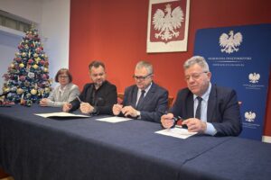 Ostatnie tegoroczne rozdanie w ramach rządowego programu drogowego - Radio Kielce 15.12.2025. Kielce. Podpisanie umów w ramach Rządowego Funduszu Rozwoju Dróg na 2025 rok / Fot. Izabela Mortas-Rubak - Radio Kielce