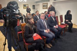 Ostatnie tegoroczne rozdanie w ramach rządowego programu drogowego - Radio Kielce 15.12.2025. Kielce. Podpisanie umów w ramach Rządowego Funduszu Rozwoju Dróg na 2025 rok / Fot. Izabela Mortas-Rubak - Radio Kielce