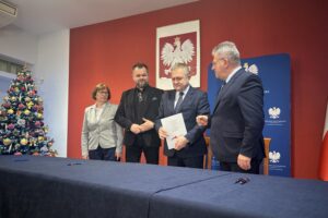 Ostatnie tegoroczne rozdanie w ramach rządowego programu drogowego - Radio Kielce 15.12.2025. Kielce. Podpisanie umów w ramach Rządowego Funduszu Rozwoju Dróg na 2025 rok / Fot. Izabela Mortas-Rubak - Radio Kielce