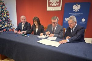 Ostatnie tegoroczne rozdanie w ramach rządowego programu drogowego - Radio Kielce 15.12.2025. Kielce. Podpisanie umów w ramach Rządowego Funduszu Rozwoju Dróg na 2025 rok / Fot. Izabela Mortas-Rubak - Radio Kielce