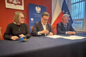 Ostatnie tegoroczne rozdanie w ramach rządowego programu drogowego - Radio Kielce 15.12.2025. Kielce. Podpisanie umów w ramach Rządowego Funduszu Rozwoju Dróg na 2025 rok / Fot. Izabela Mortas-Rubak - Radio Kielce