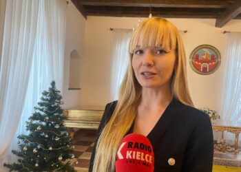 Polonez wokół ratusza z rycerzami i pochodniami