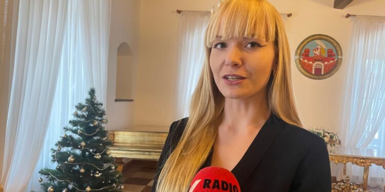 Polonez wokół ratusza z rycerzami i pochodniami