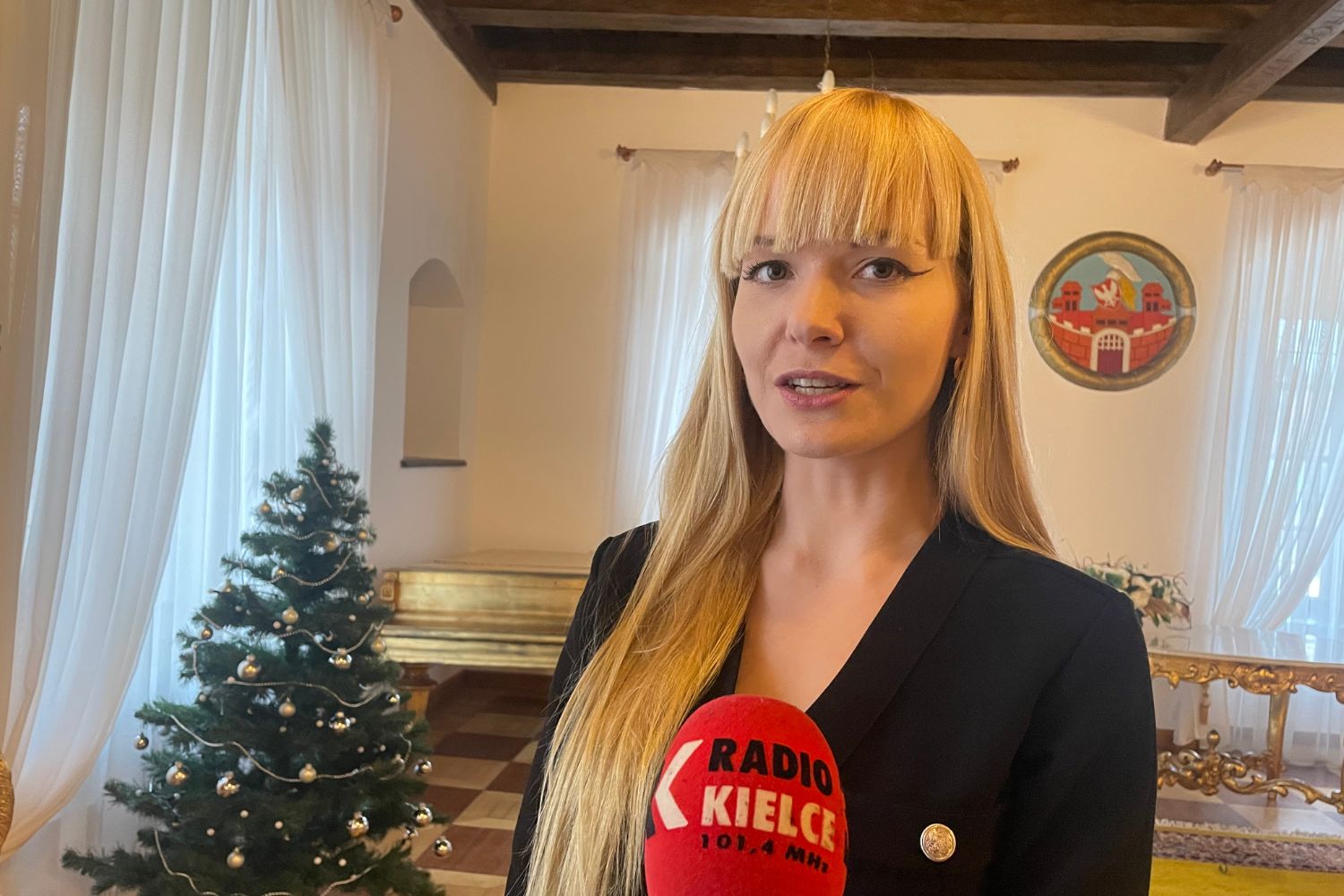 Polonez wokół ratusza z rycerzami i pochodniami