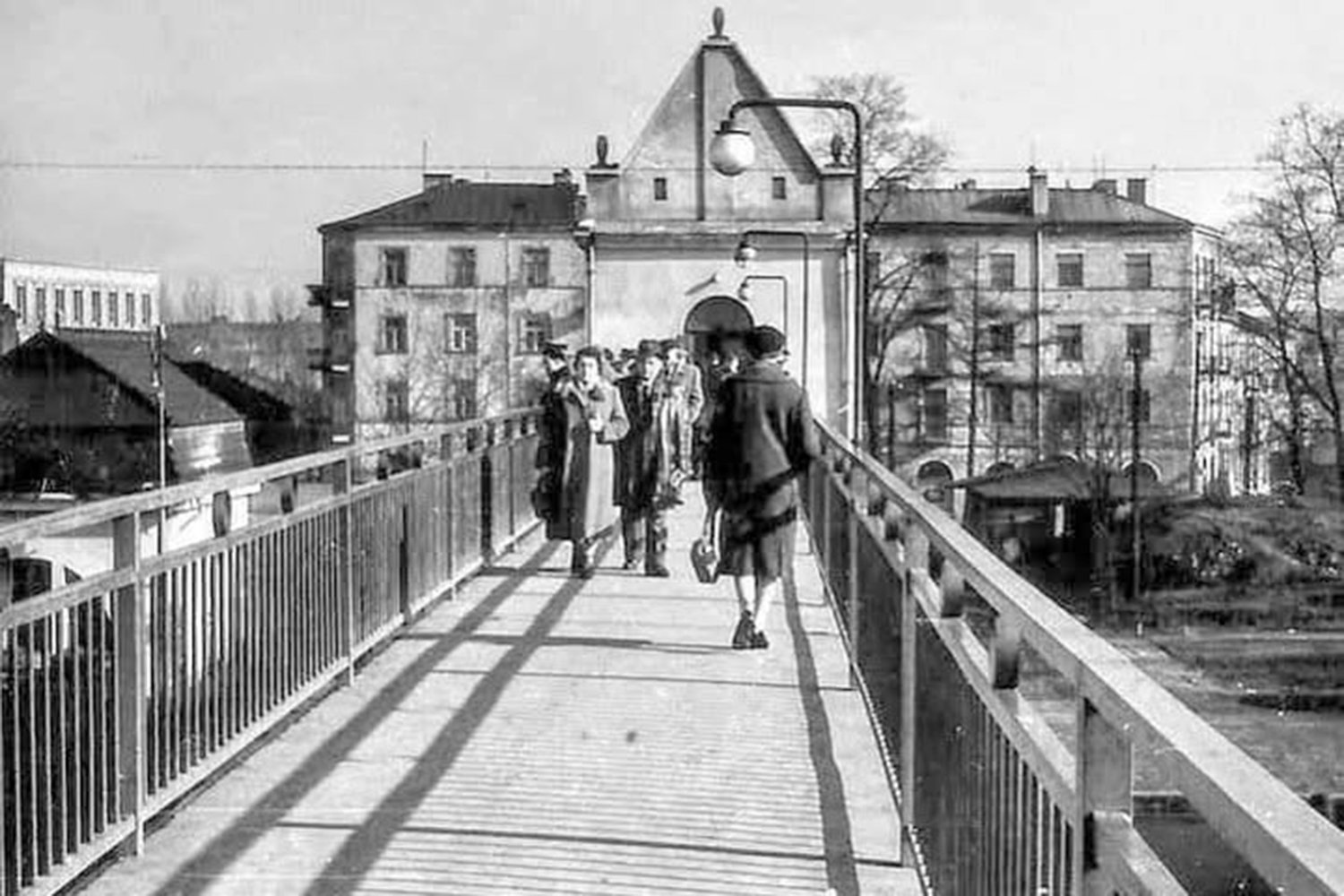 Kielce. Łącząca plac Niepodległości i ulicę Mielczarskiego kładka nad torami kolejowymi / źródło: fotopolska.eu