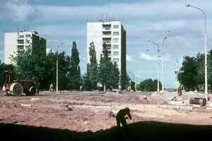 Historia kieleckich ulic. Krakowska Rogatka - Radio Kielce Kielce. Krakowska Rogatka. Lata 1969-1971. Ulica Jana Pawła II (wówczas Świerczewskiego) w trakcie przebudowy. Widok w kierunku ulicy Krakowskiej / źródło: facebook.com/kieleckieinwestycje