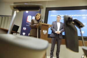 Czy ocena funkcjonalna zmieni polską szkołę? - Radio Kielce 04.12.2025. Kielce. Świętokrzyski Urząd Wojewódzki. Konferencja „Ocena funkcjonalna w praktyce szkolnej” Na zdjęciu: Izabela Ziętka, wiceminister edukacji narodowej i Piotr Łojek, świętokrzyski kurator oświaty / Fot. Jarosław Kubalski - Radio Kielce